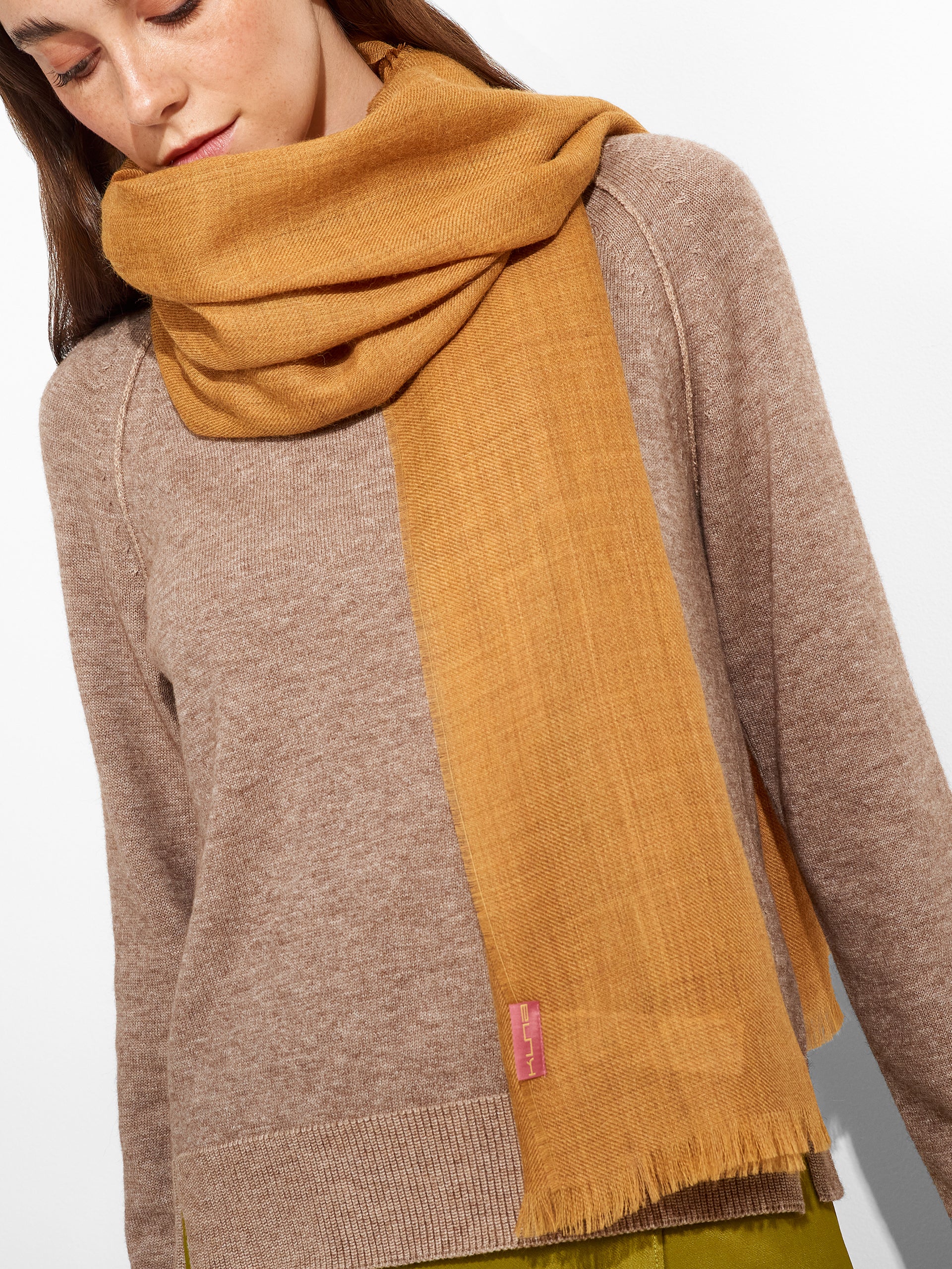 Estola Amareto De Baby Alpaca Color Amarillo - Image 3