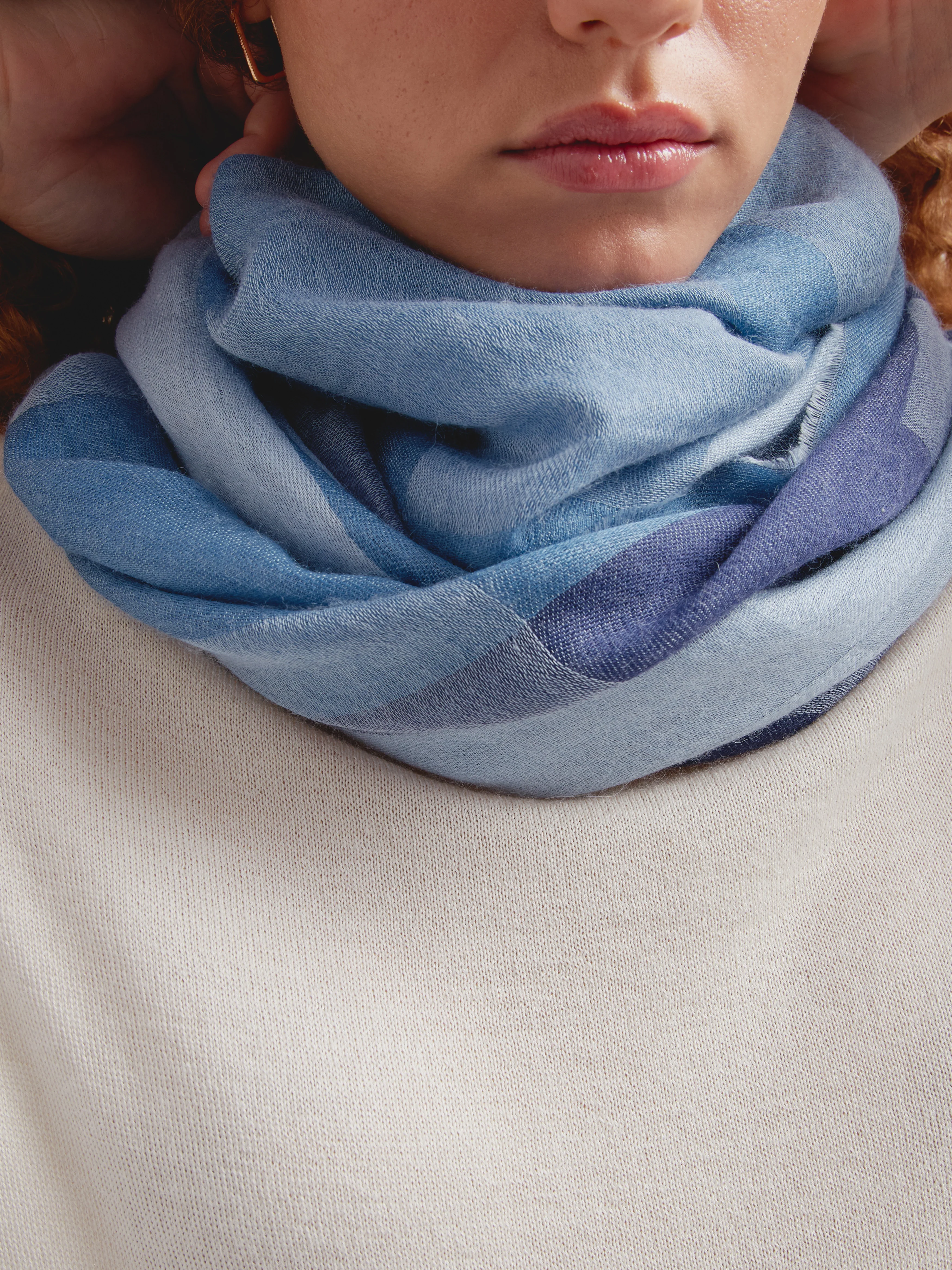 Estola Caoba De Baby Alpaca Color Azul - Image 3