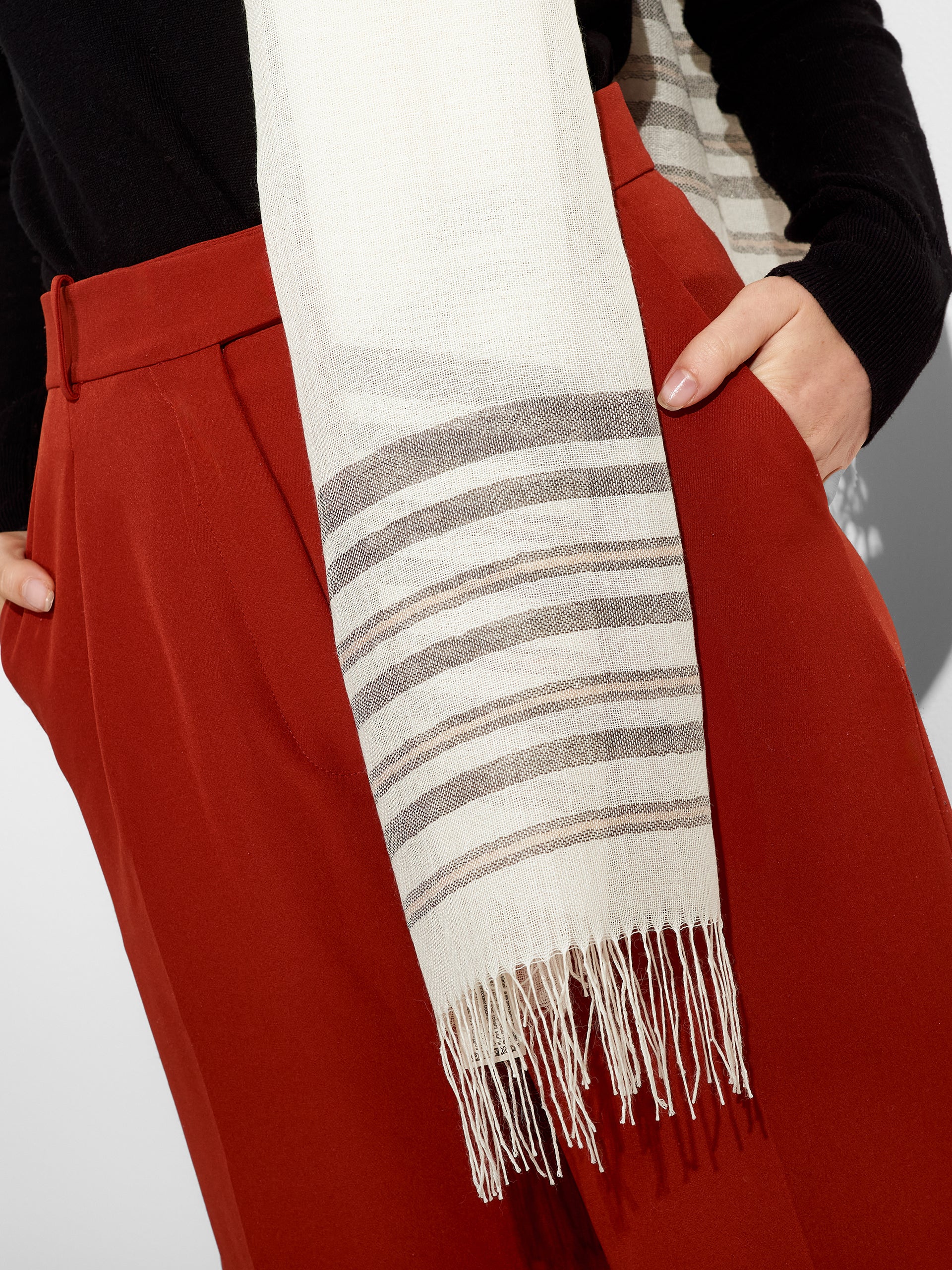 Estola Mao De Baby Alpaca Color Ecru - Image 3