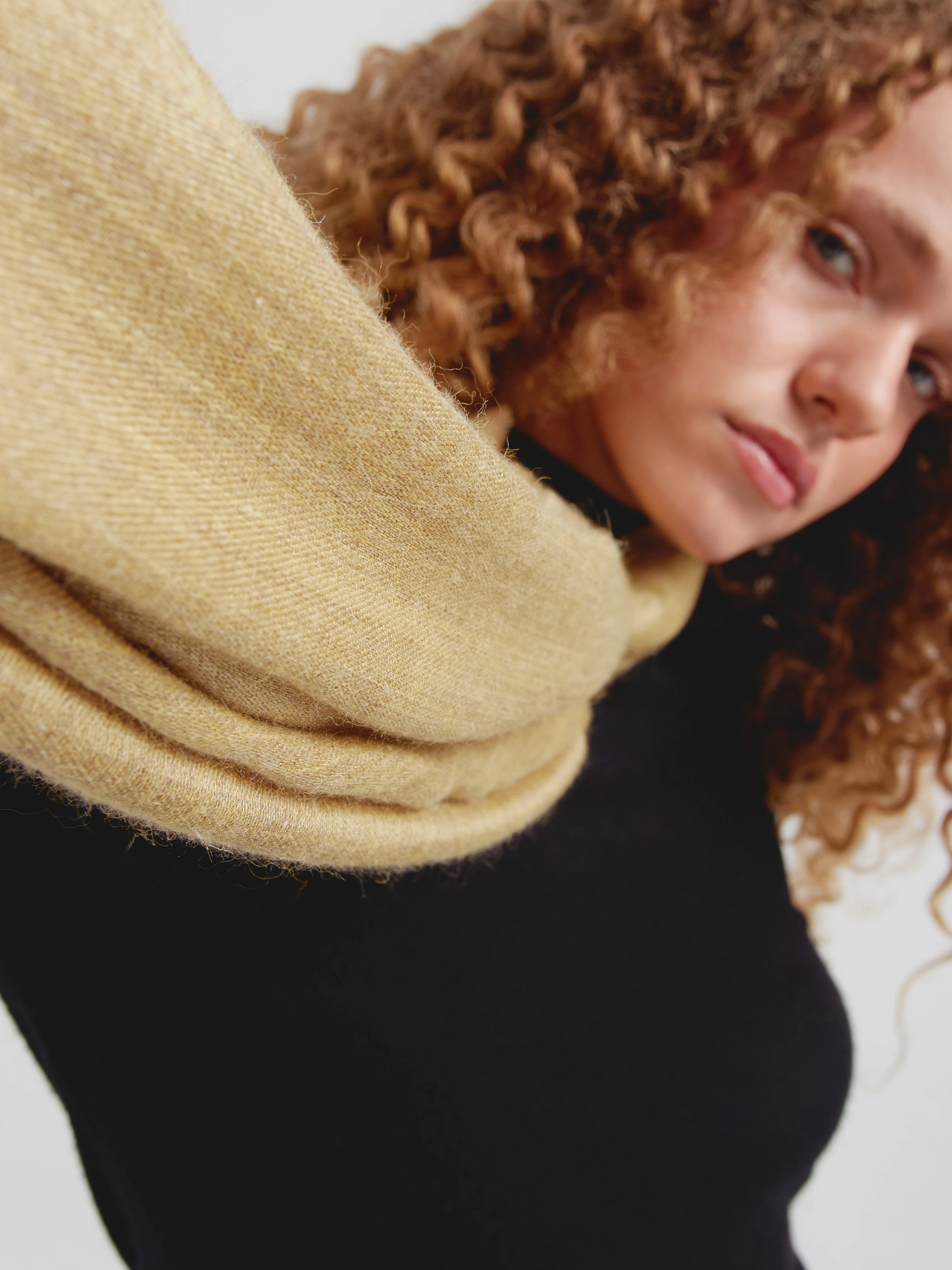 Estola Teaberry De Baby Alpaca Color Amarillo - Image 3