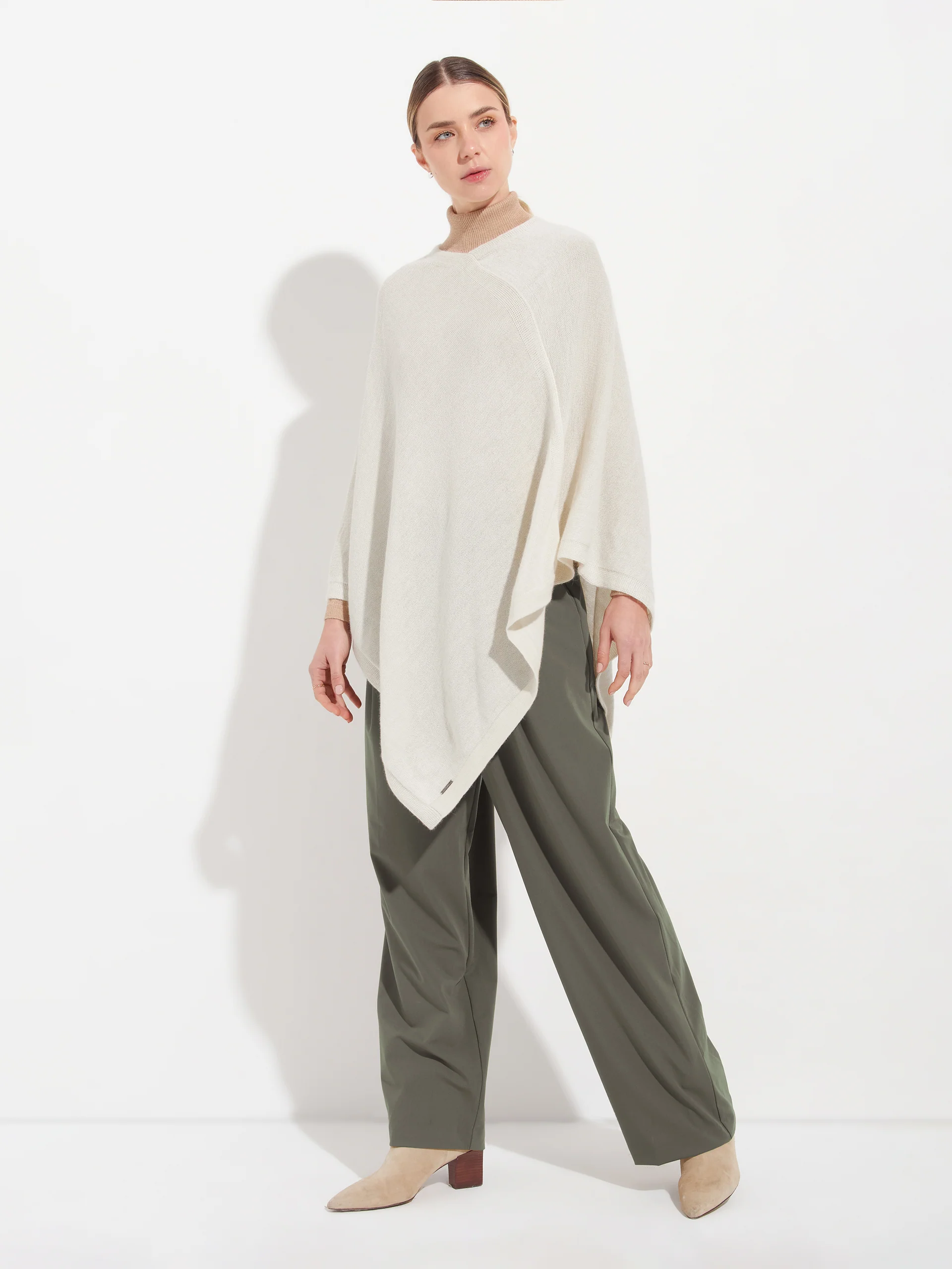 Poncho Almendra De Baby Alpaca Color Blanco - Image 4