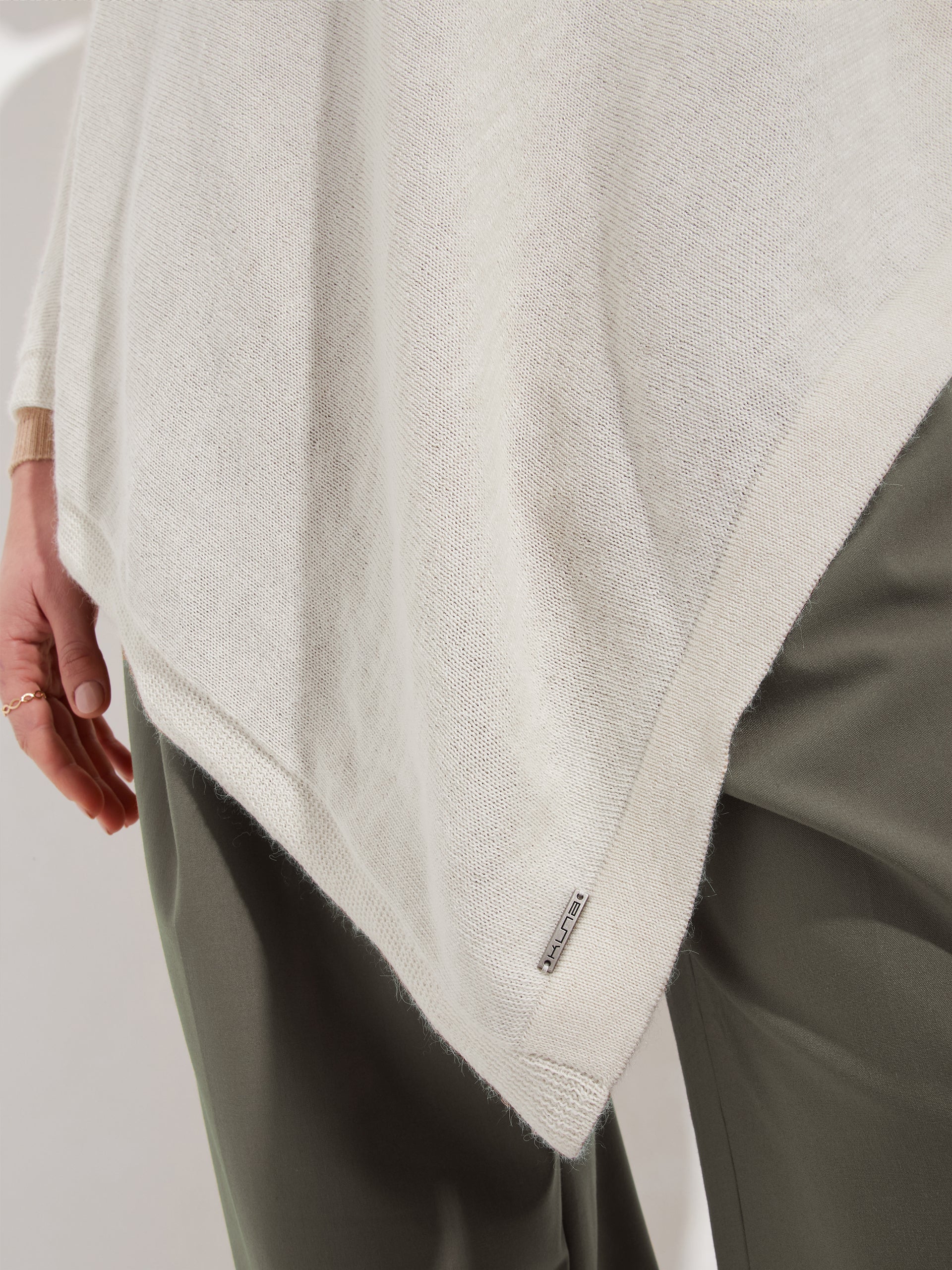 Poncho Almendra De Baby Alpaca Color Blanco - Image 5