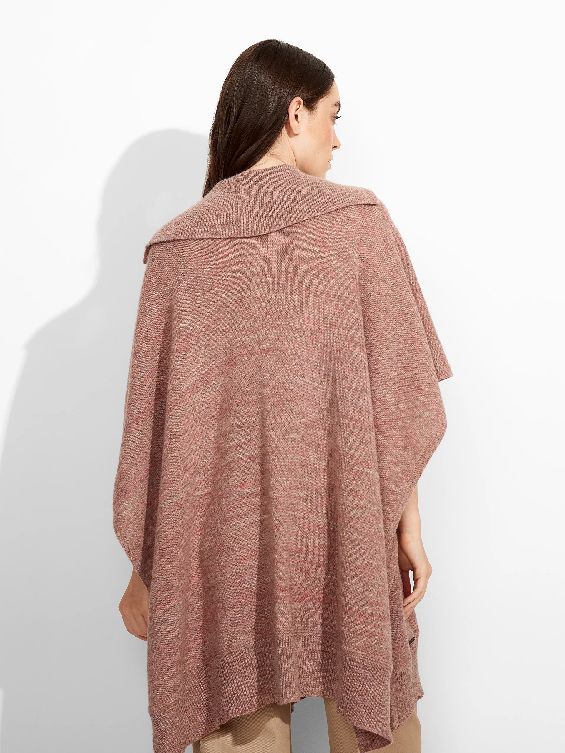 Poncho Zoila De Baby Alpaca Color Rosado - Image 3